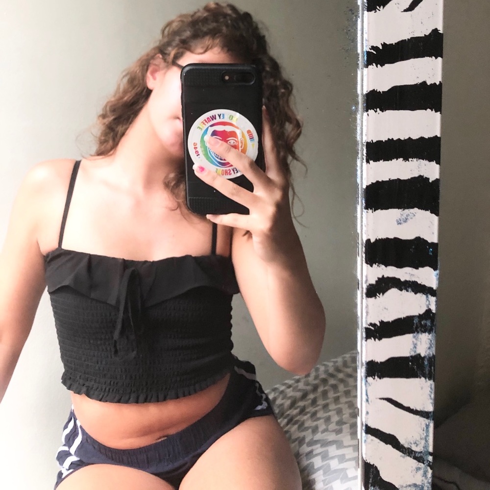 BLACK RUFFLE CROP TOP